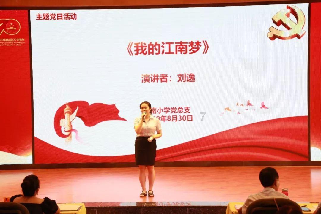 到药店买些感冒药，有个三十左右的小平头边买单，边挑逗店员